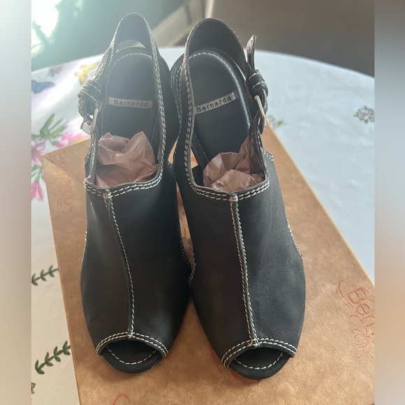 Ladies Bernardo Leather Sandals - Picture 6 of 13